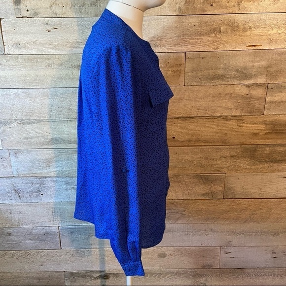 🛍️3/$30 Sears women’s blue animal print button up blouse in size x-small - Picture 4 of 9